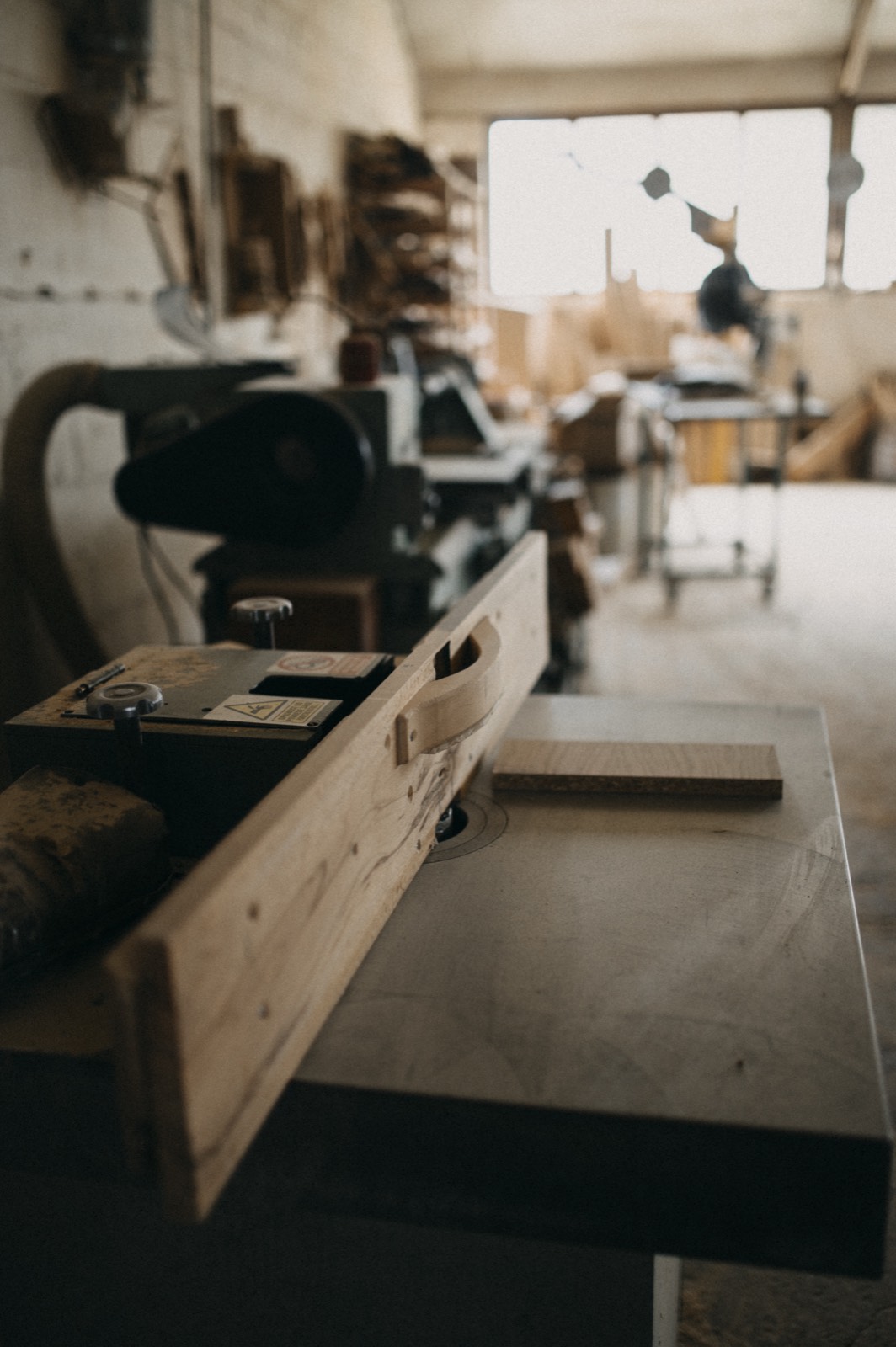 Atelier bois, établis et pièces en cours d’assemblage