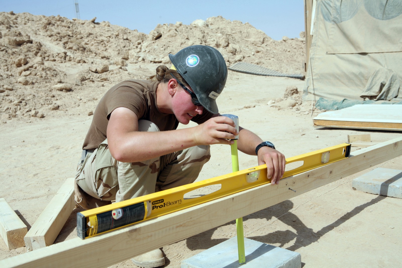 Contrôle d’aplomb au niveau et au mètre sur chantier