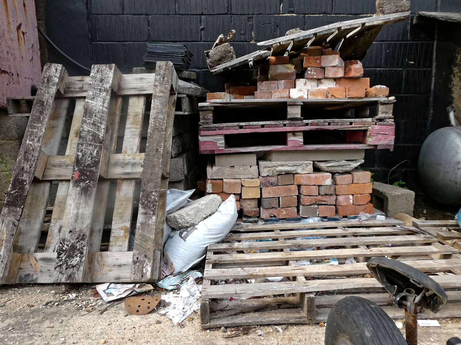 Palette de briques prête pour un chantier